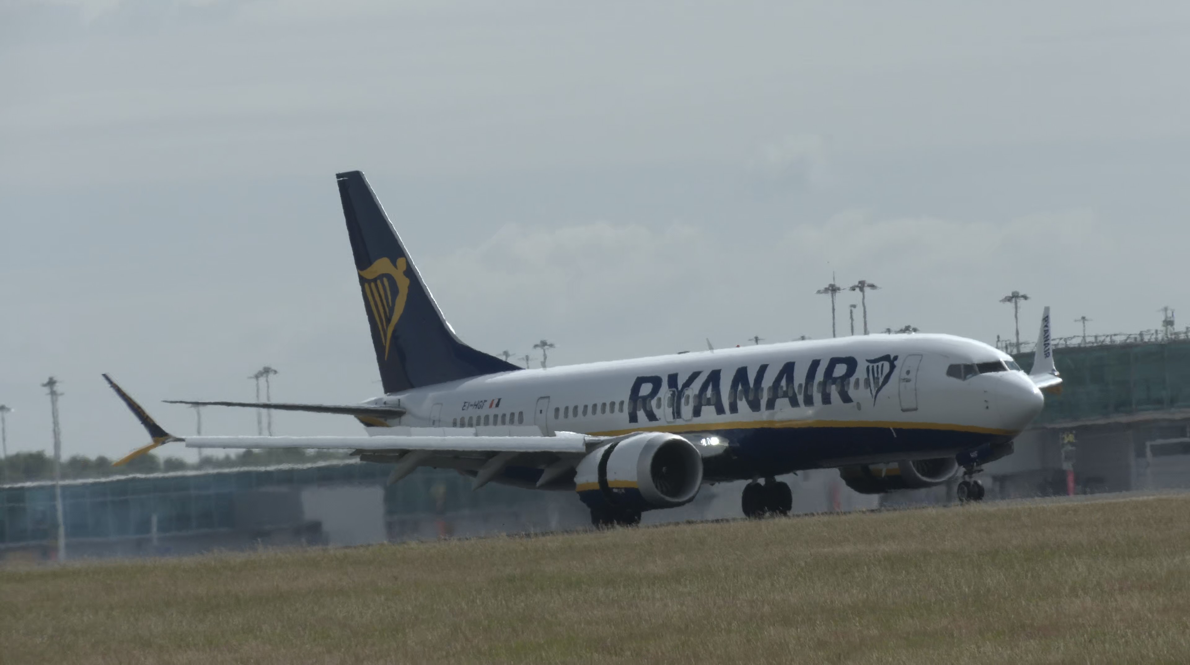 Ryanair 737 MAX 8 Landing Planespotting at Stansted 💨